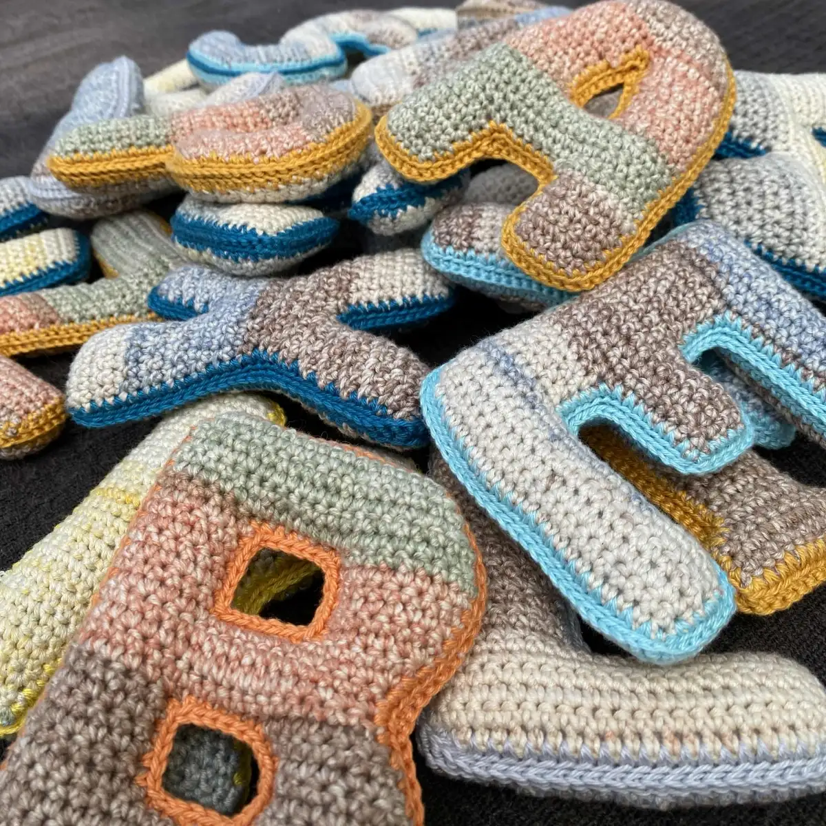 Lettre de l'alphabet au crochet