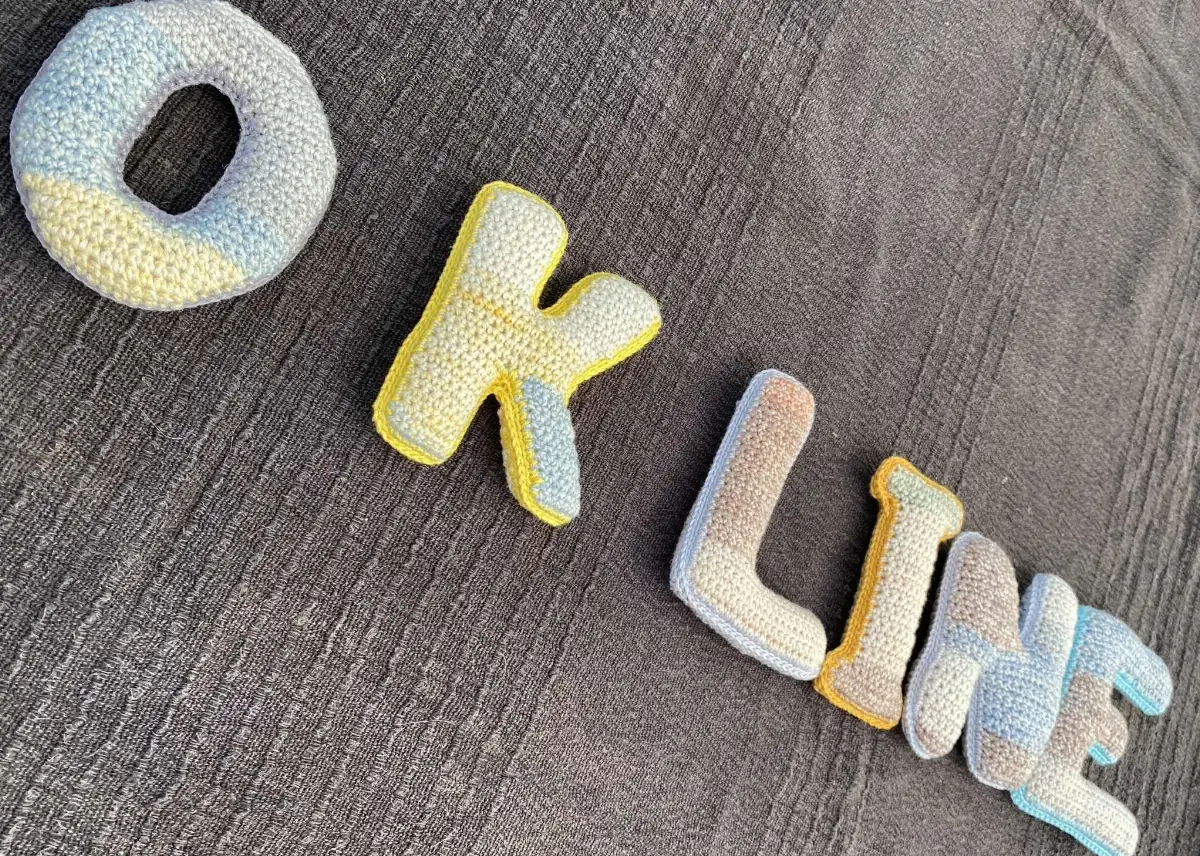 Lettre de l'alphabet au crochet