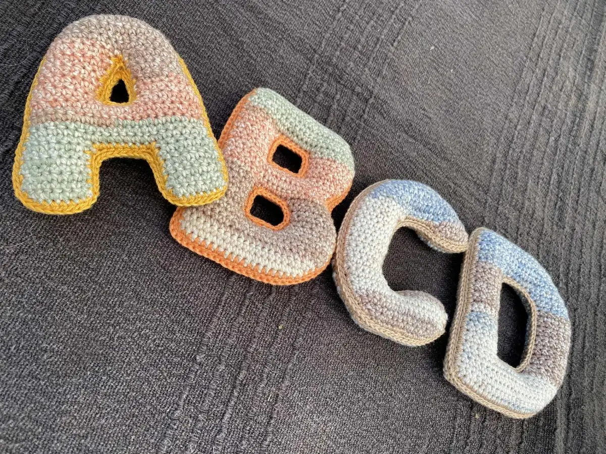 Lettre de l'alphabet au crochet