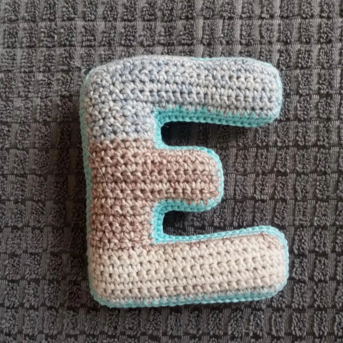 Lettre de l'alphabet au crochet