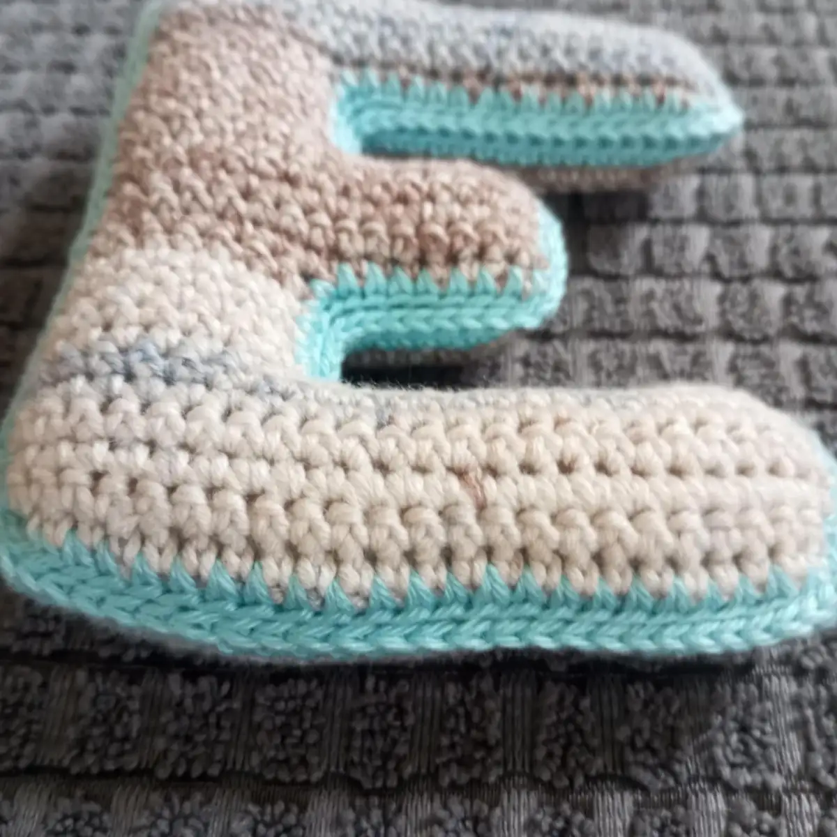 Lettre de l'alphabet au crochet